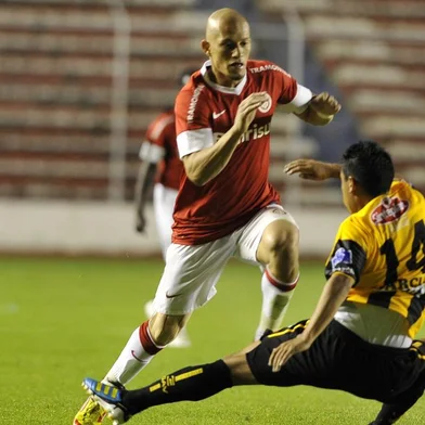 Bolivia's The Strongest  Jerson Garcia (R) vies for the ball with Nei da Silva of Internacional of Brazil,  during their Copa Libertadores football match at  Hernando Siles stadium in La Paz, on March  21, 2012. AFP PHOTO/Aizar Raldes (Photo by AIZAR RALDES / AFP)Editoria: SPOLocal: La PazIndexador: AIZAR RALDESSecao: soccerFonte: AFP<!-- NICAID(15511120) -->
