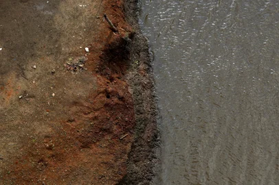 PORTO ALEGRE, RS, BRASIL, 29.01.2025: Trecho do rio Gravataí proximo a ponte na BR-118 apresenta sinais de estiagem. Foto: Camila Hermes/Agencia RBS<!-- NICAID(15964368) -->