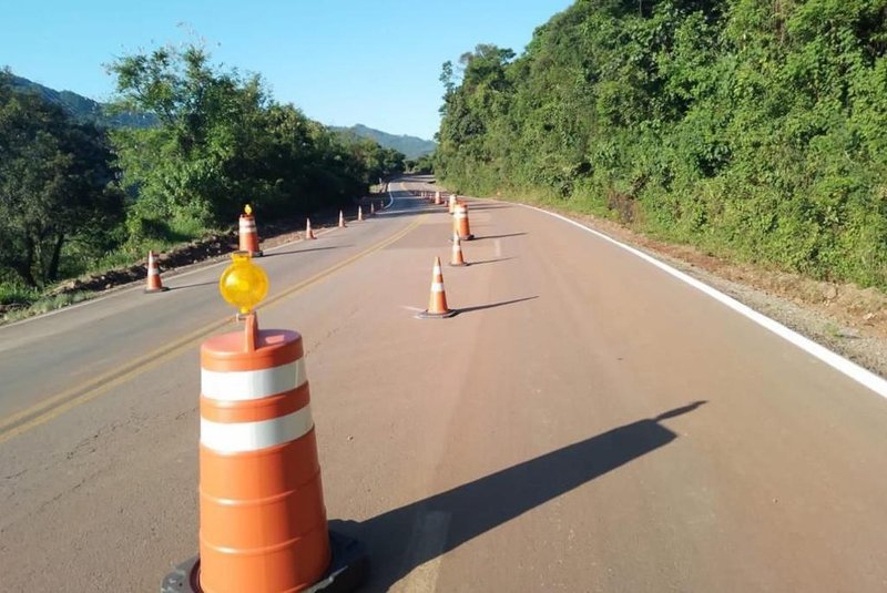 A Concessionária Caminhos da Serra Gaúcha (CSG) informa que o trecho entre os km 41 e 44 da ERS-122, em Alto Feliz (entre Farroupilha e São Vendelino), foi liberado para o trânsito de veículos no final da tarde deste domingo (26). Entre os km 41 e 43 a rodovia está com sinalização provisória e redução de velocidade de 40km/h, já que foram liberadas apenas duas pistas - uma para a subida e outra para a descida da Serra. A faixa que permanecerá interditada será monitorada até que haja a segurança ou, caso necessário, até que seja feita outra intervenção para liberação completa do trecho.<!-- NICAID(15609358) -->