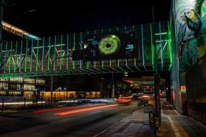 Mostra ARTE OOH – Mostra Digital Urbanal, novidade da 9ª Noite dos Museus, em parceria com a Imobi.Passarela Digital da Imobi na Nilo Peçanha, que liga Unisinos ao Colégio Anchieta<!-- NICAID(16091481) -->