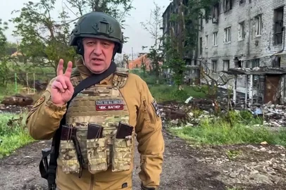 (FILES) This video grab taken from a handout footage posted on May 25, 2023 on the Telegram account of the press service of Concord -- a company linked to the chief of Russian mercenary group Wagner, Yevgeny Prigozhin -- shows Yevgeny Prigozhin speaking in Bakhmut. Yevgeny Prigozhin, the head of the Wagner mercenary group, vowed on June 24, 2023 to "go to the end" to topple the Russian military leadership, whom he accused of launching strikes on his men, while the country's prosecutor general said he was under investigation for "armed rebellion". (Photo by Handout / TELEGRAM/ @concordgroup_official / AFP) / RESTRICTED TO EDITORIAL USE - MANDATORY CREDIT "AFP PHOTO /  Telegram channel of Concord group" - NO MARKETING - NO ADVERTISING CAMPAIGNS - DISTRIBUTED AS A SERVICE TO CLIENTS<!-- NICAID(15465399) -->