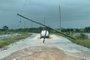 Produtores rurais de Rio Grande, no sul do Estado, estão há cinco dias sem energia elétrica. Em plena colheita do arroz, os agricultores acumulam prejuízo com a demora da CEEE Equatorial em restabelecer o fornecimento após a tempestade de quinta-feira passada (21). Em uma estrada vicinal, moradores escoraram um poste caído sobre a via para permitir a passagem de veículos.<!-- NICAID(15715634) -->