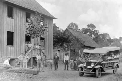 Casa de Pasto e Ferraria José Ghiggi, entre 1935 e 1936.  Ela foi construída em 1927. Localizada na Linha Terceira da antiga Bella Vista, hoje Fagundes Varela.O fotógrafo Olivo Ghiggi começou a carreira aos 16 anos. Entre 1928 e 1948, percorreu a cavalo a serra gaúcha, carregando cenário e equipamentos para fazer fotos de famílias, festas comunitárias e outros eventos sociais e religiosos. O acervo do profissional, que faleceu em 1979, preserva parte da história dos municípios de Fagundes Varela, Cotiporã, Veranópolis, Nova Prata e Bento Gonçalves.<!-- NICAID(16377587) -->