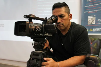 O produtor independente Daniel Vargas é o convidado deste sábado (20) do Ciclo de Oficinas Audiovisuais, promovido pelo Ponto de Cultura NAV - Núcleo Audiovisual FSG. Trata-se do último módulo do projeto, que foca na qualificação básica para cinema e vídeo. Com foco na escrita de roteiro para documentários autorais, Vargas abordará o gênero dos primórdios aos tempos atuais, com exemplos de filmes e seus principais representantes. A oficina também terá espaço para perguntas e troca de ideias sobre os projetos dos participantes, como forma de orientação.<!-- NICAID(15815502) -->