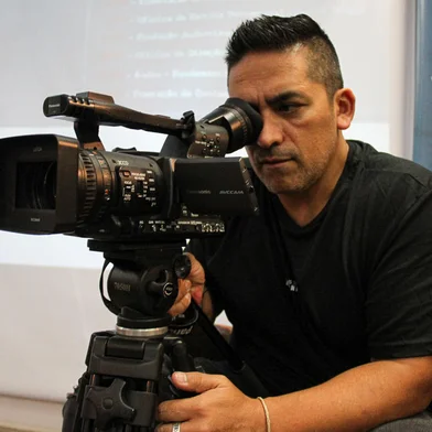 O produtor independente Daniel Vargas é o convidado deste sábado (20) do Ciclo de Oficinas Audiovisuais, promovido pelo Ponto de Cultura NAV - Núcleo Audiovisual FSG. Trata-se do último módulo do projeto, que foca na qualificação básica para cinema e vídeo. Com foco na escrita de roteiro para documentários autorais, Vargas abordará o gênero dos primórdios aos tempos atuais, com exemplos de filmes e seus principais representantes. A oficina também terá espaço para perguntas e troca de ideias sobre os projetos dos participantes, como forma de orientação.<!-- NICAID(15815502) -->