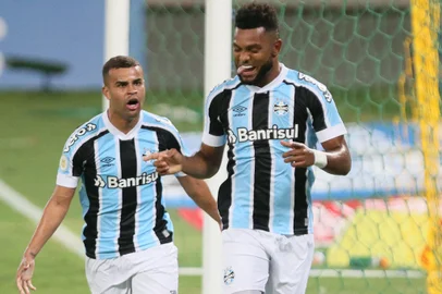 BRASILEIRO A 2021 - CUIABÁ X GRÊMIOMT - BRASILEIRO A 2021 - CUIABÁ X GRÊMIO - ESPORTES - BRASILEIRO A 2021 - CUIABÁ X GRÊMIO - Borja jogador do Grêmio comemora seu gol com Alisson jogador da sua equipe durante partida contra o Cuiabá no estádio Arena Pantanal pelo campeonato Brasileiro A 2021. 18/08/2021 - Foto: GIL GOMES/AGIF - AGÊNCIA DE FOTOGRAFIA/AGIF - AGÊNCIA DE FOTOGRAFIA/ESTADÃO CONTEÚDOEditoria: ESPORTESLocal: CUIABAIndexador: GIL GOMESFotógrafo: AGIF - AGÊNCIA DE FOTOGRAFIA<!-- NICAID(14865983) -->