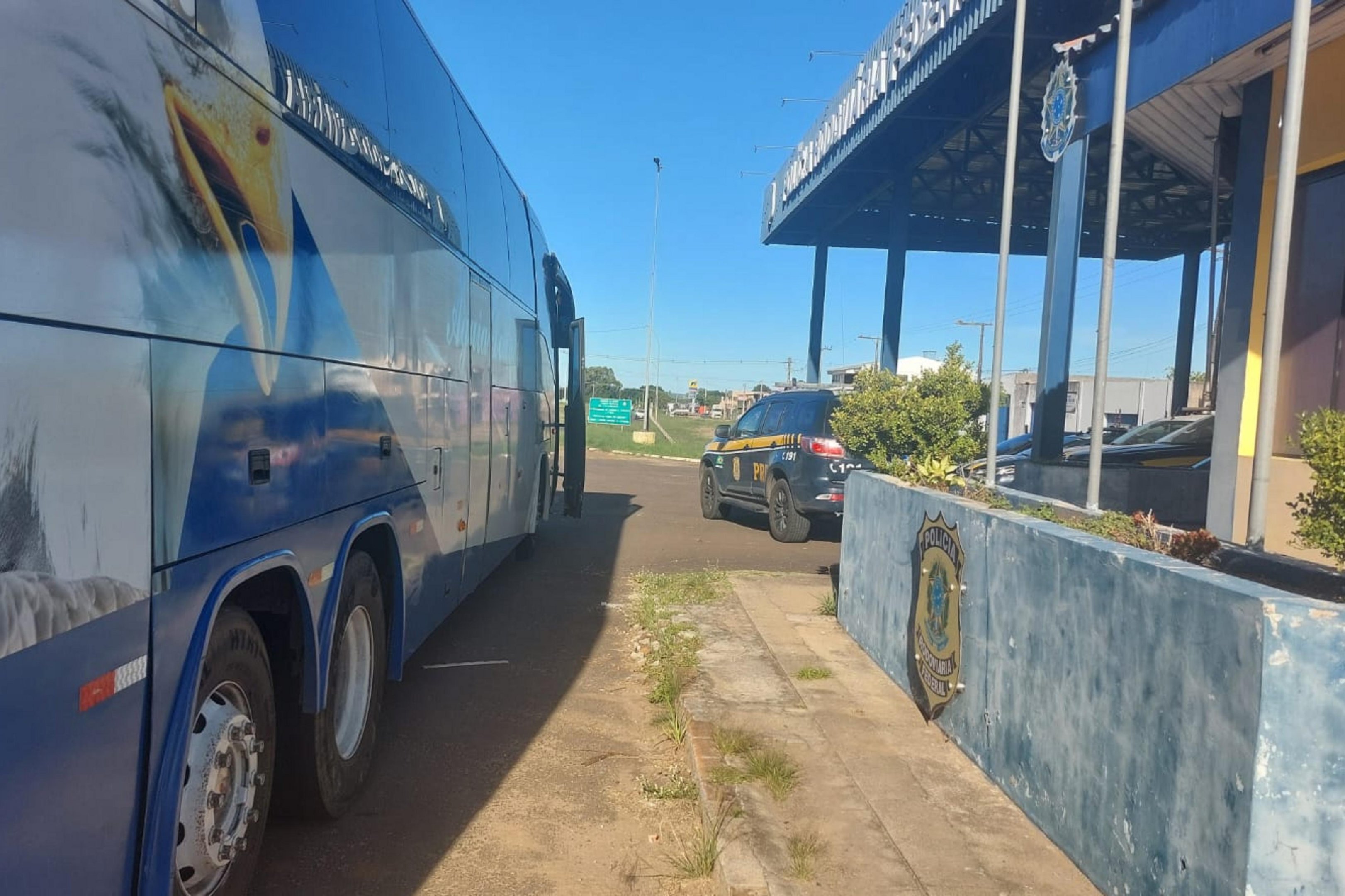 &Ocirc;nibus de turismo de Caxias do Sul &eacute; flagrado com carga ilegal de vinho avaliada em R$ 300 mil