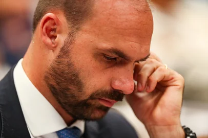 Motta libera ao Conselho de Ética pedidos de cassação de Eduardo BolsonaroDF - MOTTA/CONSELHO DE ÉTICA/EDUARDO BOLSONARO/PEDIDOS/CASSAÇÃO - POLÍTICA - Foto de arquivo de 28/03/2023 deputado   federal Eduardo Bolsonaro (PL-SP) em   sessão da Comissão de Constituição de   Justiça (CCJ) da Câmara, no Congresso   Nacional, em Brasília (DF). O   presidente da Câmara, Hugo Motta   (Republicanos-PB), despachou para o   Conselho de Ética nesta sexta-feira, 15   de agosto de 2025, quatro pedidos de   cassação do mandato do parlamentar.   Eduardo está nos Estados Unidos desde   fevereiro e atua para que o governo de   Donald Trump aumente as sanções ao   Brasil. Sua licença não remunerada   terminou em 21 de julho e ele,   automaticamente, reassumiu o mandato.   28/03/2023 - Foto: WILTON JUNIOR/ESTADÃO CONTEÚDOEditoria: POLÍTICALocal: BRASÍLIAIndexador: WILTON JUNIORFonte: ESTADAO CONTEUDOFotógrafo: ESTADÃO CONTEÚDO<!-- NICAID(16106259) -->