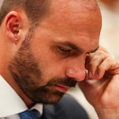 Motta libera ao Conselho de Ética pedidos de cassação de Eduardo BolsonaroDF - MOTTA/CONSELHO DE ÉTICA/EDUARDO BOLSONARO/PEDIDOS/CASSAÇÃO - POLÍTICA - Foto de arquivo de 28/03/2023 deputado   federal Eduardo Bolsonaro (PL-SP) em   sessão da Comissão de Constituição de   Justiça (CCJ) da Câmara, no Congresso   Nacional, em Brasília (DF). O   presidente da Câmara, Hugo Motta   (Republicanos-PB), despachou para o   Conselho de Ética nesta sexta-feira, 15   de agosto de 2025, quatro pedidos de   cassação do mandato do parlamentar.   Eduardo está nos Estados Unidos desde   fevereiro e atua para que o governo de   Donald Trump aumente as sanções ao   Brasil. Sua licença não remunerada   terminou em 21 de julho e ele,   automaticamente, reassumiu o mandato.   28/03/2023 - Foto: WILTON JUNIOR/ESTADÃO CONTEÚDOEditoria: POLÍTICALocal: BRASÍLIAIndexador: WILTON JUNIORFonte: ESTADAO CONTEUDOFotógrafo: ESTADÃO CONTEÚDO<!-- NICAID(16106259) -->