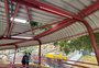 Passarela sem luz provoca insegurança em usuários do trensurb: "Estamos usando a lanterna do celular para subir"
