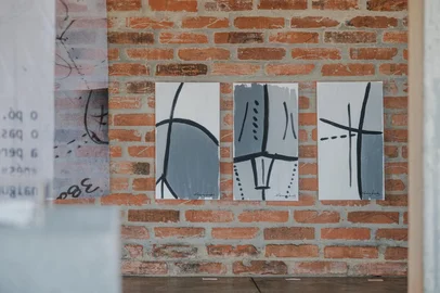 "O Antagonismo do Avesso" recebeu mais de 350 mensagens e relatos sobre emoções e seu mundo sensível. Mostra abre no dia 2 de outubro, Fundação Casa das Artes "O Antagonismo do Avesso", da artista visual Karem Poletto Jacobs, da poeta Daniela Possamai e da bailarina Fernanda Moreira Rodrigues. Composta por esculturas, pinturas, fotografias, objetos, textos e palavras, a mostra evidencia as "marcas" que se afixam no corpo, no íntimo, no ser, no social ou no coletivo. A exposição abre no dia 2 de outubro (quinta-feira), na Fundação Casa das Artes, e de 4 a 28 de novembro, poderá ser vista no Tubuna - Cultura Gastronômica. No dia 13 (segunda-feira), às 19h, as três artistas promovem na Casa das Artes um bate-papo sobre o processo de criação.<!-- NICAID(16136816) -->