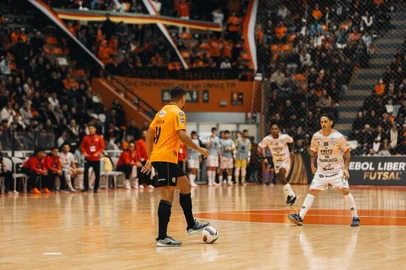 A ACBF está entre os quatro melhores clubes da América do Sul. Na noite desta quinta-feira (28), diante de um Centro Municipal de Eventos Sérgio Luiz Guerra mais uma vez pulsando na Capital Nacional do Futsal, a equipe laranja venceu o Panta Walon (PER) por 3 a 0 e garantiu classificação para a semifinal da CONMEBOL Libertadores de Futsal 2026.<!-- NICAID(16295597) -->