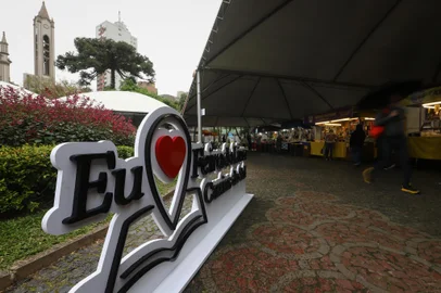CAXIAS DO SUL, RS, BRASIL, 07/10/2024. Movimento na Feira do Livro de Caxias do Sul, na tarde de segunda-feira (7), com a sua 40° edição. (Bruno Todeschini/Agência RBS)Indexador: Bruno Todeschini<!-- NICAID(15885433) -->