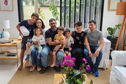 Letícia Cazarré rebate comentários sobre foto em família sem filha<!-- NICAID(15492254) -->