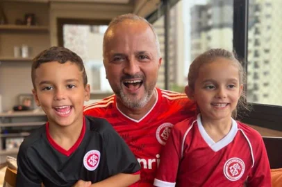 Roberto Melo, candidato à presidência do Inter, junto dos netos, os gêmeos Vitor e Helena, filhos de Camila Melo.<!-- NICAID(15619252) -->