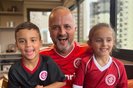 Roberto Melo, candidato à presidência do Inter, junto dos netos, os gêmeos Vitor e Helena, filhos de Camila Melo.<!-- NICAID(15619252) -->