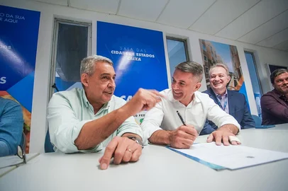 Porto Alegre, RS, Brasil - 21/03/2025 - Prefeitura assina com a Caixa autorização para contratar empresa que irá construir 768 unidades habitacionais. Na foto: prefeito Sebastião Melo e secretário federal da Reconstrução, Maneco Hassen.<!-- NICAID(16000981) -->
