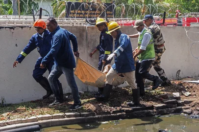 Firefighters carry a victim's body after the Air India flight 171 crashed in a residential area near the airport in Ahmedabad on June 12, 2025. The London-bound enger plane crashed on June 12 in India's western city of Ahmedabad with 242 on board, aviation officials said in what the airline called a "tragic accident". (Photo by Sam PANTHAKY / AFP)<!-- NICAID(16057937) -->