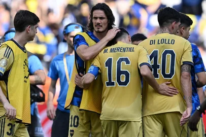Boca Juniors' Uruguayan forward #10 Edinson Cavani (C-L) and teammate Uruguayan forward #16 Miguel Merentiel react at the end of the FIFA Club World Cup 2025 Group C football match between New Zealand's Auckland City and Argentina's Boca Juniors at the Geodis Park stadium in Nashville on June 24, 2025. (Photo by Federico PARRA / AFP)<!-- NICAID(16066740) -->