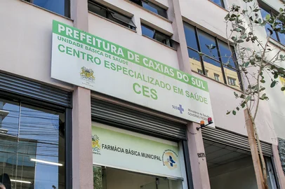 Moradores de Caxias do Sul enfrentam longas filas no CES em busca de atendimento. (Neimar De Cesero/Agência RBS)Indexador: Neimar De Cesero<!-- NICAID(16000539) -->