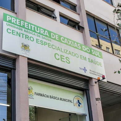 Moradores de Caxias do Sul enfrentam longas filas no CES em busca de atendimento. (Neimar De Cesero/Agência RBS)Indexador: Neimar De Cesero<!-- NICAID(16000539) -->