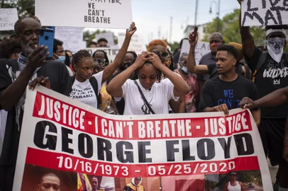 Protest against police killing of George FloydGeorge Floyds niece Gabrielle Thompson (C) reacts during a "Justice for George Floyd" event in Houston, Texas on May 30, 2020, after George Floyd, an unarmed black, died while being arrested and pinned to the ground by a Minneapolis police officer. - Clashes broke out and major cities imposed curfews as America began another night of unrest Saturday with angry demonstrators ignoring warnings from President Donald Trump that his government would stop violent protests over police brutality "cold." (Photo by Mark Felix / AFP)Editoria: CLJLocal: HoustonIndexador: MARK FELIXSecao: racismFonte: AFPFotógrafo: STR<!-- NICAID(14511951) -->