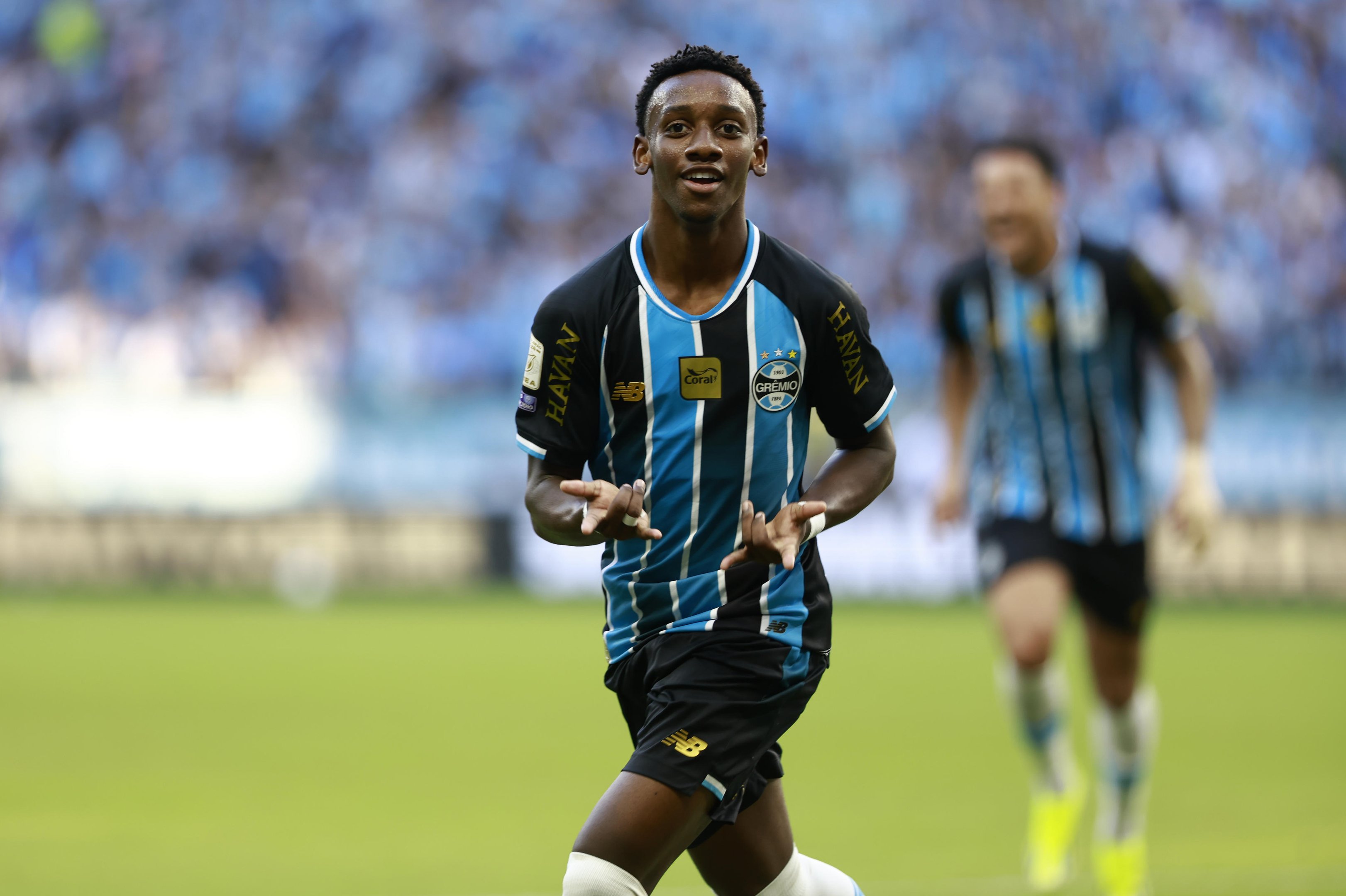 Grêmio busca contratações sem custos e prioriza lateral-direito na janela