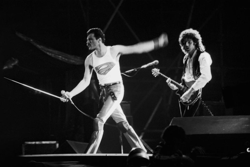 Show do Queen em SPBrasil, São Paulo, SP. 20/03/1981. O vocalista Freddie Mercury (e) e o guitarrista Brian May, integrantes do Queen, vistos durante show realizado no estádio do Morumbi, zona sul da capital paulista. Contato: 08.108.03 Negativo: 0810539(6) - Crédito:ROLANDO DE FREITAS/ESTADÃO CONTEÚDO/AE/Codigo imagem:58364Local: SÃO PAULOIndexador: ROLANDO DE FREITASFonte: AGE-ESTADÃO CONTEÚDO<!-- NICAID(15516208) -->