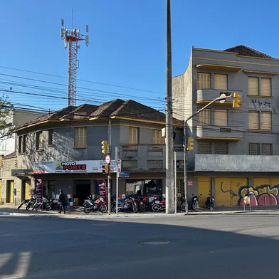 O Supermercado Real abriu as portas em Porto Alegre em 18 de novembro de 1953. A loja ficava na Avenida Benjamin Constant, esquina com a Avenida Brasil, no bairro São João. É considerado o primeiro supermercado do Rio Grande do Sul. Ficava no térreo do prédio mais alto da foto.<!-- NICAID(16175359) -->