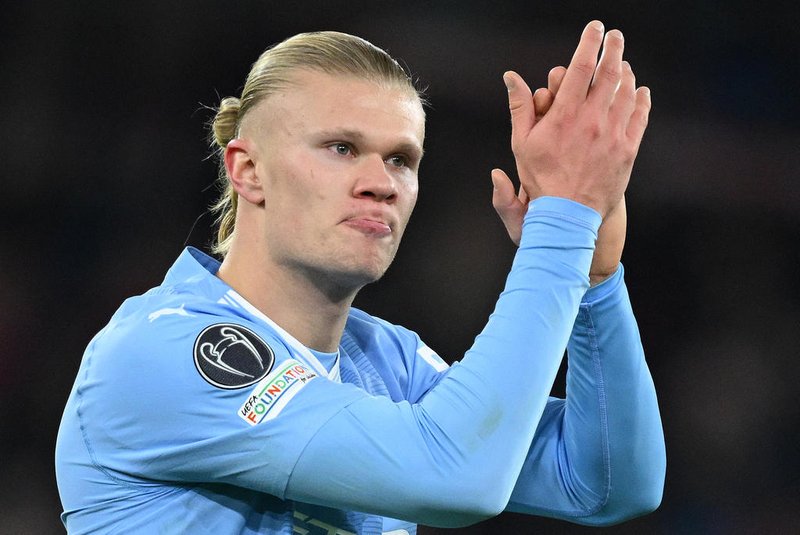 Manchester City's Norwegian striker #09 Erling Haaland applauds the fans following the UEFA Champions League Group G football match between Manchester City and RG Leipzig at the Etihad Stadium, in Manchester, north west England, on November 28, 2023. (Photo by Oli SCARFF / AFP)Editoria: SPOLocal: ManchesterIndexador: OLI SCARFFSecao: soccerFonte: AFPFotógrafo: STF<!-- NICAID(15611604) -->