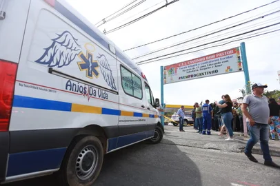 Atentado em Creche em BlumenauSC - CRECHE/BLUMENAU/ATAQUE - GERAL - Movimentação de policiais e equipes de   resgate diante do Centro de Educação   Infantil Cantinho Bom Pastor, na cidade   de Blumenau (SC), que foi invadida por   um homem com uma machadinha e uma faca,   num ataque que deixou quatro crianças   mortas, na manhã desta quarta-feira, 5   de abril de 2023. As vítimas tinham   entre 5 e 7 anos. Segundo informações   iniciais, outras crianças ficaram   feridas. O agressor, um homem de 25   anos, se apresentou ao 10° Batalhão de   Polícia Militar e foi preso.   05/04/2023 - Foto: DENNER OVIDIO/ISHOOT/ESTADÃO CONTEÚDOEditoria: GERALLocal: BLUMENAUIndexador: DENNER OVIDIOFonte: iShootFotógrafo: ISHOOT<!-- NICAID(15394886) -->