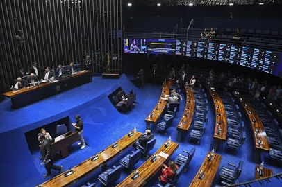 PlenÃ¡rio do Senado Federal durante sessÃ£o deliberativa ordinÃ¡ria. Ordem do dia. Na pauta,  discussÃ£o da  proposta de emenda Ã  ConstituiÃ§Ã£o  que acaba com a escala 6x1 â seis dias de trabalho e um de repouso ( PEC 221/2019). O texto reduz a jornada laboral de 44 para 40 horas semanais, que podem ser cumpridas em cinco dias de oito horas diÃ¡rias com repouso semanal remunerado de dois dias. A proposta estabelece dois dias de repouso, um deles preferencialmente aos domingos, sem reduÃ§Ã£o salarial. Em discurso, Ã  tribuna, senadora Daniella Ribeiro (PP-PB).Mesa: senador Jaques Wagner (PT-BA);senador Otto Alencar (PSD-BA);senador Weverton (PDT-MA); presidente do Senado Federal, senador Davi Alcolumbre (UniÃ£o-AP); secretÃ¡rio-geral da Mesa do Senado Federal, Danilo Augusto Barboza de Aguiar.;senador Nelsinho Trad (PSD-MS).Foto: Jonas Pereira AgÃªncia Senado<!-- NICAID(16386840) -->