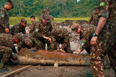 Canhões portugueses são descobertos após baixa recorde de rio na Amazônia. Peças pertenciam ao antigo Forte de São Francisco, à margem do Rio Solimões, em Tabatinga; floresta sofre com seca histórica. Foto: Rafael Amon-Ha / Divulgação<!-- NICAID(15869152) -->