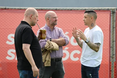 D'Alessandro conversa com o presidente Alessandro Barcellos e com o vice de futebol José Olavo Bisol em treino do Inter<!-- NICAID(15872149) -->
