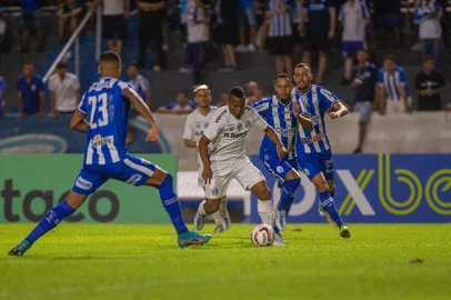 BRASILEIRO B 2022, CSA X GREMIOAL - BRASILEIRO B 2022, CSA X GREMIO - ESPORTES - BRASILEIRO B 2022, CSA X GREMIO - jogador do CSA disputa lance com jogador do Grêmio durante partida no estádio Rei Pele pelo campeonato Brasileiro B 2022. 23/06/2022 - Foto: FRANCISCO CEDRIM/AGIF - AGÊNCIA DE FOTOGRAFIA/AGIF - AGÊNCIA DE FOTOGRAFIA/ESTADÃO CONTEÚDOEditoria: ESPORTESLocal: MACEIÓIndexador: FRANCISCO CEDRIMFotógrafo: AGIF - AGÊNCIA DE FOTOGRAFIA<!-- NICAID(15131394) -->