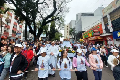 A 42° Romaria de Nossa Senhora Aparecida, em Passo Fundo, reuniu centenas de fiéis na manhã nublada deste domingo (8<!-- NICAID(15563186) -->