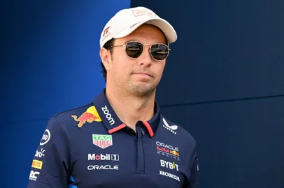 Checo Pérez renovou seu contrato com a Red Bull até 2026.