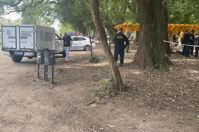 corpo de um homem foi encontrado no Parque da Redenção. Segundo a polícia, esse corpo estava desde a madrugada no local. Fica no trecho próximo ao Monumento ao Expedicionário, entre o Monumento ao Expedicionário e o Espelho d 'Água.<!-- NICAID(16153900) -->