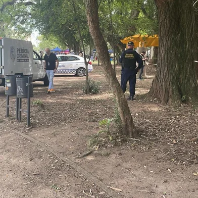 corpo de um homem foi encontrado no Parque da Redenção. Segundo a polícia, esse corpo estava desde a madrugada no local. Fica no trecho próximo ao Monumento ao Expedicionário, entre o Monumento ao Expedicionário e o Espelho d 'Água.<!-- NICAID(16153900) -->