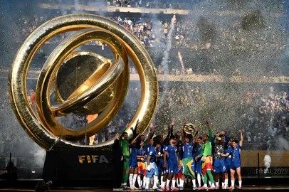 EAST RUTHERFORD, NEW JERSEY - JULY 13: Joao Pedro #20 of Chelsea FC lifts the FIFA Club World Cup trophy after his team's victory following FIFA Club World Cup 2025 Final match between Chelsea FC and Paris Saint-Germain at MetLife Stadium on July 13, 2025 in East Rutherford, New Jersey.   David Ramos/Getty Images/AFP (Photo by David Ramos / GETTY IMAGES NORTH AMERICA / Getty Images via AFP)<!-- NICAID(16081543) -->