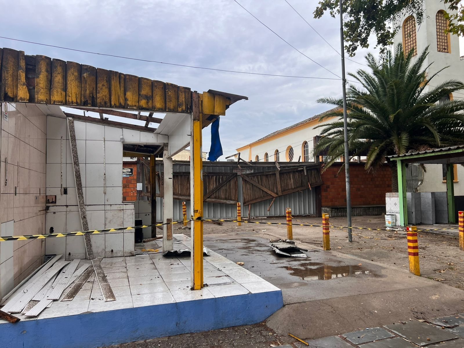 Feira de artesanato do Cassino come&ccedil;a a ser demolida; "tristeza e frustra&ccedil;&atilde;o", diz comerciante