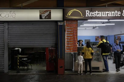 Porto Alegre, RS, Brasil, 01-08-2024: Situacao de estabelecimentos comerciais na Estacao Rodoviaria. Algumas lojas e lancherias reabriram hoje, quase tres meses depois do fechamento do terminal, em 4 de maio, devido a enchente. Maioria segue fechada, isoladas por tapumes. Foto: Mateus Bruxel / Agencia RBSIndexador: MATEUS BRUXEL<!-- NICAID(15829949) -->