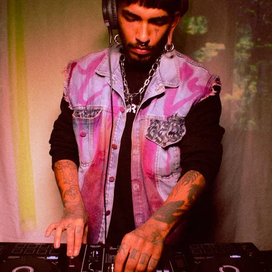 Neste sábado vai rolar a 2ª edição do projeto Na Rua, que promete transformar a Praça Monteiro Lobato (em frente à Maesa) em um palco para performances artísticas e setlist de música eletrônica com a participação de 13 DJs. O evento é gratuito e ocorre das 15h às 22h.FOTO: DJ Tyra<!-- NICAID(15705721) -->