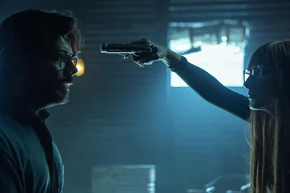 LA CASA DE PAPEL (L to R) ÃLVARO MORTE as PROFESOR, NAJWA NIMRI as ALICIA SIERRA in episode 01 of LA CASA DE PAPEL. Cr. MANOLO PAVÃN/NETFLIX Â© 2020<!-- NICAID(14878783) -->