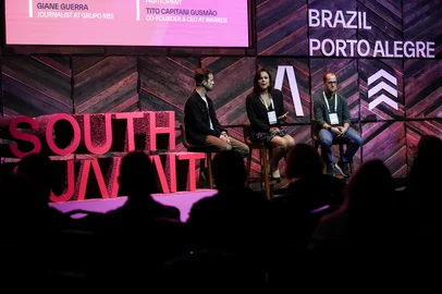 PORTO ALEGRE, RS, Brasil, 10-04-2025: South Summit Brazil 2025 no Cais na orla de Porto Alegre. Media for Equity: Driving Growth Through Strategic Partnerships, com Tito Capitani Gusmão da Warren Investimentos e Eduardo Seib, RBS Ventures, painel mediado pela comunicadora Giane Guerra. Da e/d: Tito Capitani Gusmão, Giane Guerra e Eduardo Seib. Fotos: Duda Fortes/Agencia RBSIndexador: DF<!-- NICAID(16014517) -->