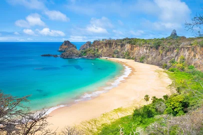 Praia do Sancho - eleita quatro vezes a praia mais bonita do Mundo - Ilha de Fernando de Noronha - Brasil. Foto: Nido Huebl / stock.adobe.comFonte: 387276620<!-- NICAID(15946547) -->