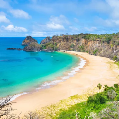 Praia do Sancho - eleita quatro vezes a praia mais bonita do Mundo - Ilha de Fernando de Noronha - Brasil. Foto: Nido Huebl / stock.adobe.comFonte: 387276620<!-- NICAID(15946547) -->