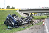 CAXIAS DO SUL, RS, BRASIL, 15/10/2026. Acidente na RS-122 , viaduto Torto, no km 69. (Porthus Junior/Grupo RBS)<!-- NICAID(16388129) -->