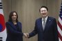US Vice President Kamala Harris shakes hands with South Korea's President Yoon Suk-Yeol before  their bilateral meeting in Seoul on September 29, 2022. (Photo by LEAH MILLIS / POOL / AFP)Editoria: POLLocal: SeoulIndexador: LEAH MILLISSecao: diplomacyFonte: POOLFotógrafo: STR<!-- NICAID(15220478) -->