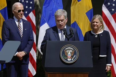 WASHINGTON, DC - 19 DE MAIO: O presidente dos EUA, Joe Biden, o presidente da Finlândia, Sauli Niinisto, e a primeira-ministra da Suécia, Magdalena Andersson, fazem comentários no Rose Garden da Casa Branca em 19 de maio de 2022 em Washington, DC. Os líderes estão se reunindo com o presidente Biden e outras autoridades dos EUA para discutir o pedido dos dois países para ingressar na aliança da OTAN após a invasão da Ucrânia pela Rússia. Chip Somodevilla/Getty Images/AFP (Foto por CHIP SOMODEVILLA / GETTY IMAGES NORTH AMERICA / Getty Images via AFP)<!-- NICAID(15100755) -->
